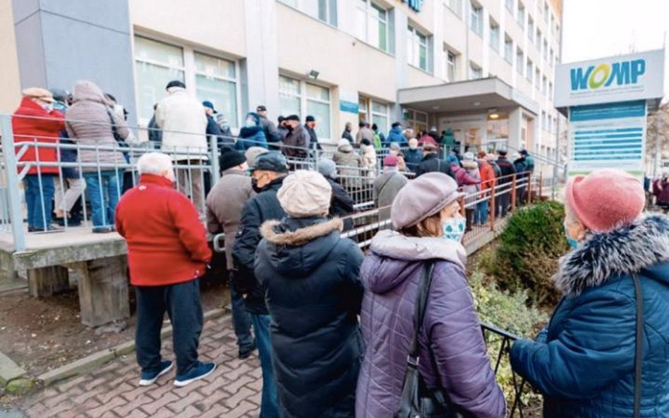 Wielu osobom powyżej 70. roku życia trudno było w piątek zarejestrować się na szczepienia