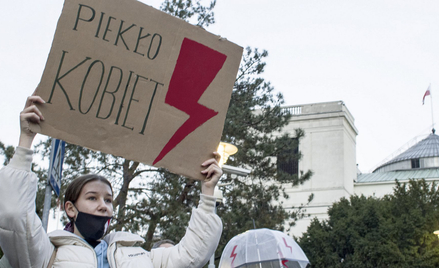 Uzasadnienie wyroku TK w sprawie aborcji. Strajk Kobiet: Zrobimy wam piekło. Nie darujemy wam tego