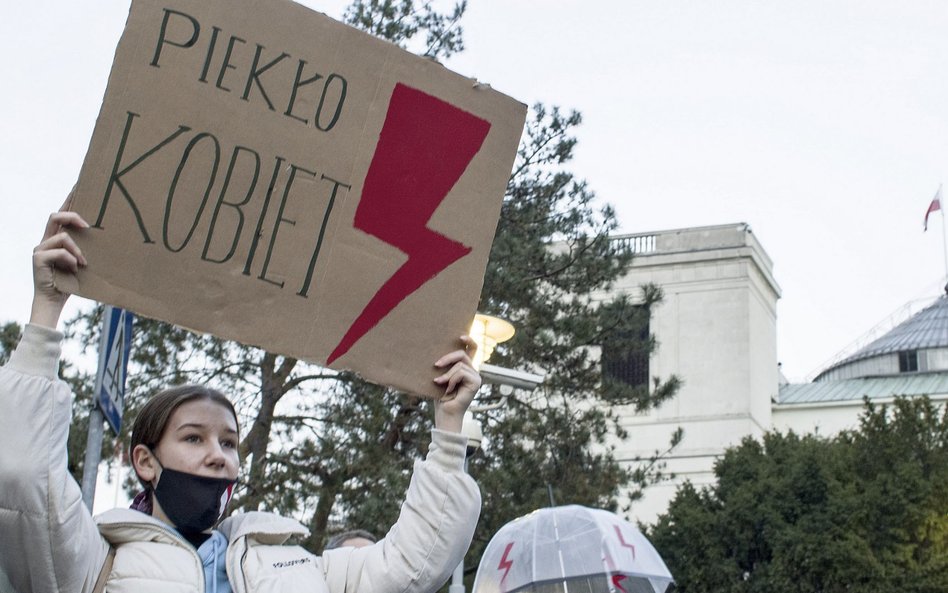 Uzasadnienie wyroku TK w sprawie aborcji. Strajk Kobiet: Zrobimy wam piekło. Nie darujemy wam tego