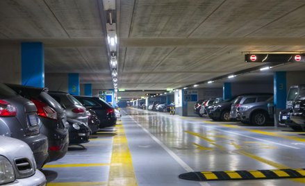 Jaka musi być odległość między miejscami postojowymi - wyrok NSA