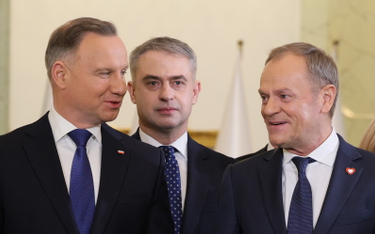 Prezydent RP Andrzej Duda (L), premier Donald Tusk (P) oraz wicepremier, minister cyfryzacji Krzyszt