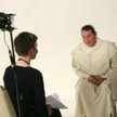 O. Stanisław Jarosz podczas nagrywania programu "Wolność słowa" w TV Puls