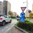 Kierowcy często różnie interpretują zasady używania kierunkowskazów na rondzie