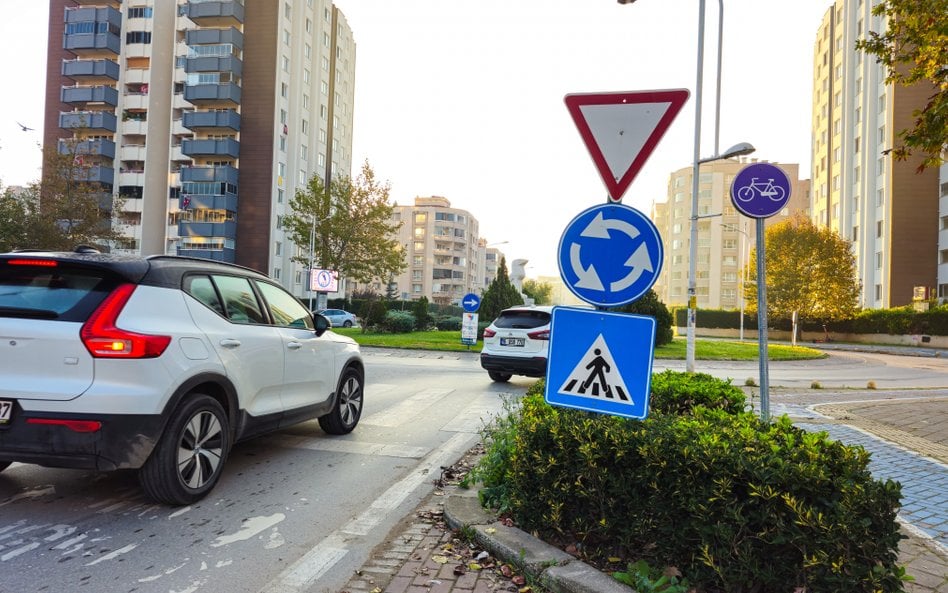 Kierowcy często różnie interpretują zasady używania kierunkowskazów na rondzie