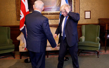 Brytyjski minister spraw zagranicznych Boris Johnson (przodem) i premier Izraela Benjamin Netanjahu