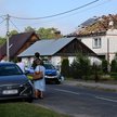 Zniszczony wskutek nalotu rosyjskich dronów dach budynku mieszkalnego w miejscowości Wyryki