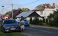 Zniszczony wskutek nalotu rosyjskich dronów dach budynku mieszkalnego w miejscowości Wyryki