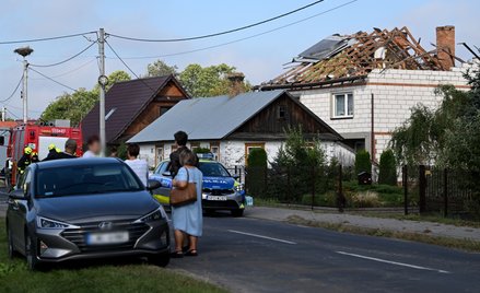 Zniszczony wskutek nalotu rosyjskich dronów dach budynku mieszkalnego w miejscowości Wyryki