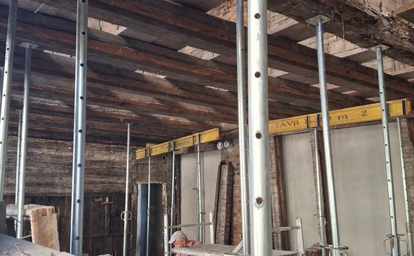 W budynku etapami wymieniane są zdegradowane elementy konstrukcji sumikowo-łątkowej, więźby dachowej