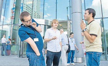 Przy ładnej pogodzie przed większością warszawskich biurowców stoją grupki palaczy. Na zdjęciu nasi 