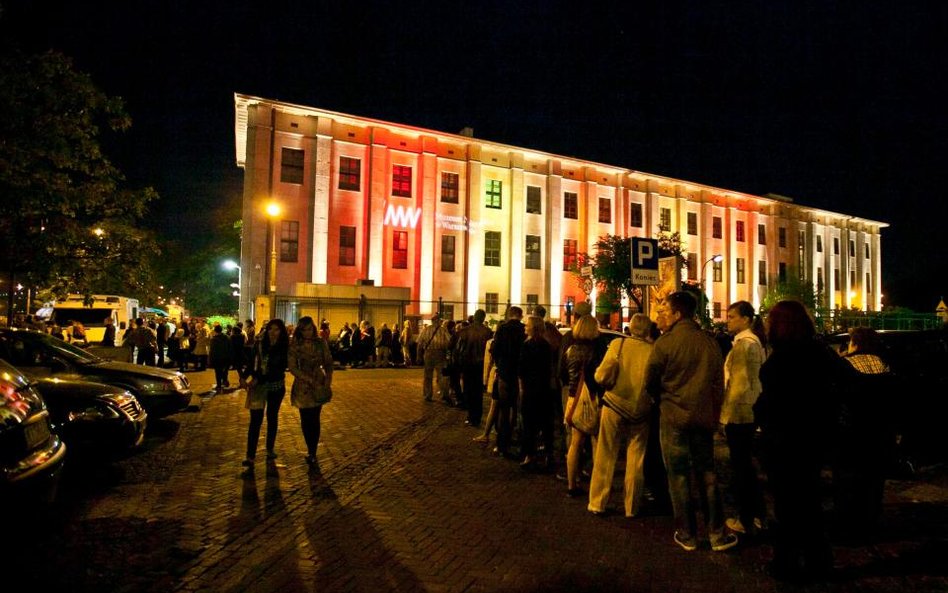 Atrakcje podczas stania w kolejce do MNW