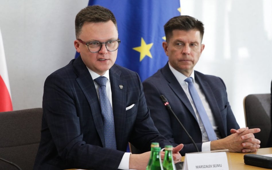 Marszałek Sejmu Szymon Hołownia (L) i przewodniczący komisji Ryszard Petru (P) na posiedzeniu sejmow