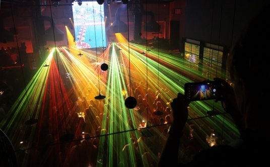 Salę klubu muzycznego w Warszawie w piątkowy wieczór wypełniły setki agentów turystycznych z całej P