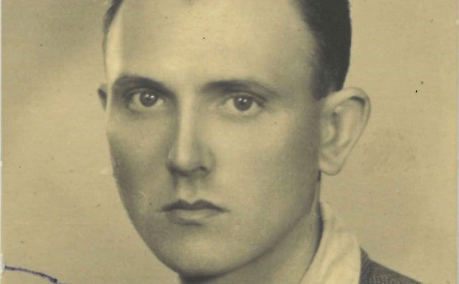 Polish Bond pulled out of the shadows