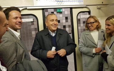 Rafał Trzaskowski i Grzegorz Schetyna we wtorkowy poranek podróżowali warszawskim metrem.
