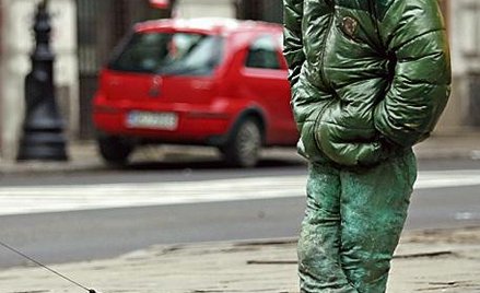 Pan Guma okazał się mobilną rzeźbą. Lubi podróżować