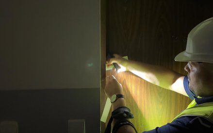 Policjanci w spalonym budynku w Ząbkach