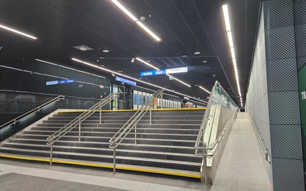 Trwające prace wykończeniowe i wyposażeniowe w hali peronowej na poziomie -2 nie będą wpływać na fun