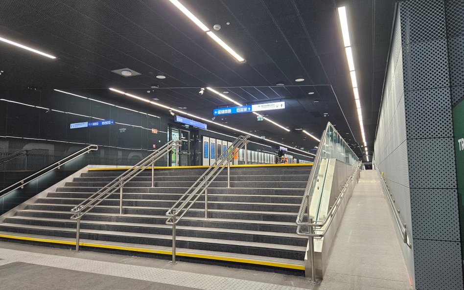 Trwające prace wykończeniowe i wyposażeniowe w hali peronowej na poziomie -2 nie będą wpływać na fun