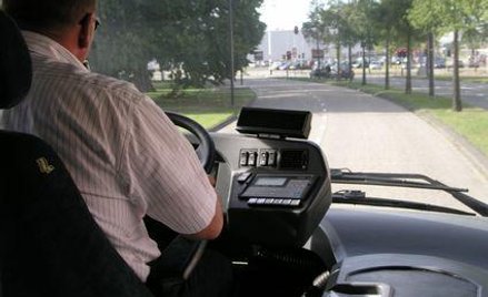 Zasady korzystania z przystanków określa rada gminy w uchwale.