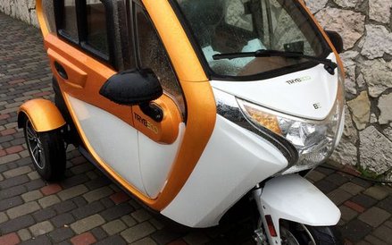 Na ulicach polskich miast pojawia się coraz więcej elektrycznych skuterów Jeden Ślad.