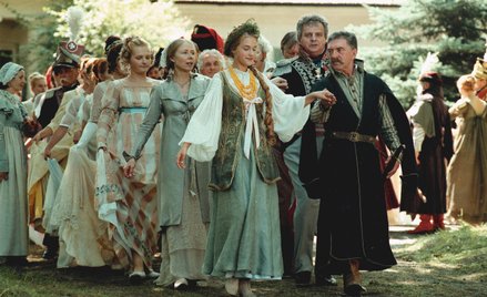 Kadr z filmu „Pan Tadeusz” (1999) w reżyserii Andrzeja Wajdy – poloneza prowadzą: Podkomorzy (Jerzy 