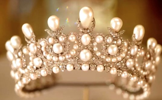 Tiara noszona przez francuską cesarzową Eugenię, która była jedną z rzeczy skradzionych przez złodzi