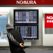 Nomura liczy straty i tnie etaty