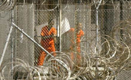 Więźniowie w amerykańskiej bazie wojskowej w Guantanamo