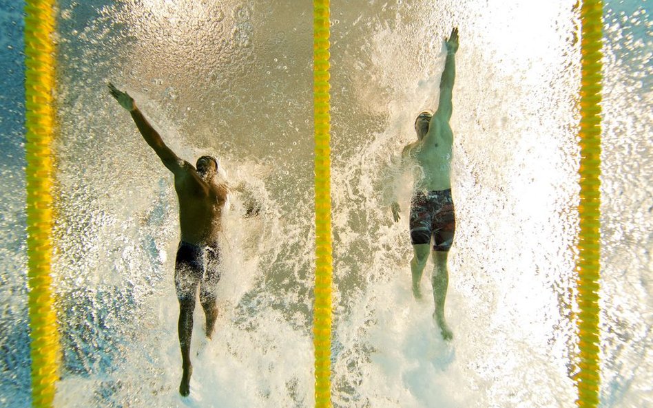 Amerykanie Schneider (z prawej) i Cullen Jones (z lewej) konkurujący między sobą na 50 m stylem dowo