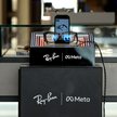 Para inteligentnych okularów Ray-Ban Meta w sklepie z okularami Ray-Ban w Rzymie