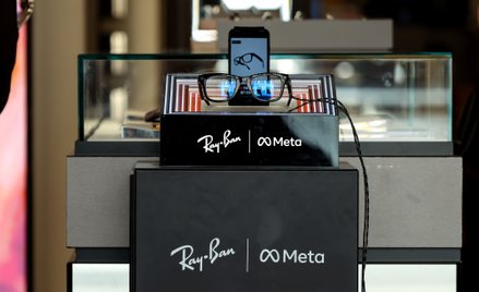 Para inteligentnych okularów Ray-Ban Meta w sklepie z okularami Ray-Ban w Rzymie