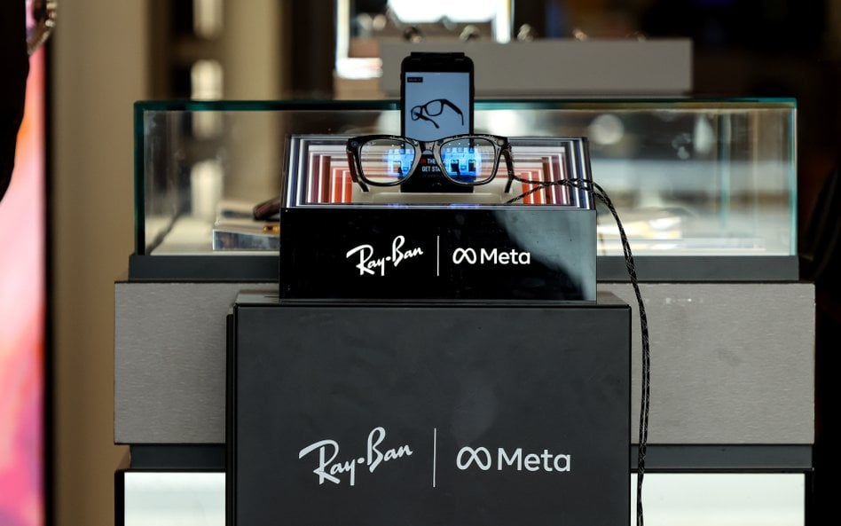 Para inteligentnych okularów Ray-Ban Meta w sklepie z okularami Ray-Ban w Rzymie