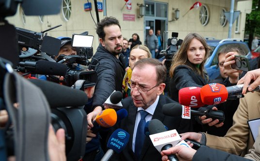 Mariusz Kamiński udziela wypowiedzi mediom przed siedzibą Prokuratury Okręgowej w Warszawie