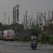 Rafineria ropy naftowej należąca do Bharat Petroleum Corp. Ltd. w Mumbaju w Indiach