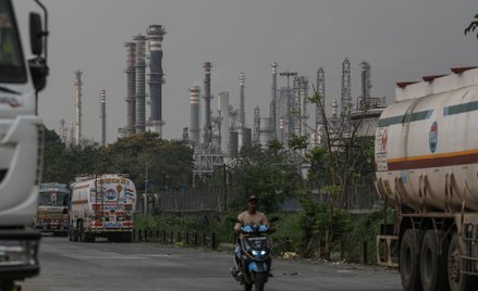 Rafineria ropy naftowej należąca do Bharat Petroleum Corp. Ltd. w Mumbaju w Indiach