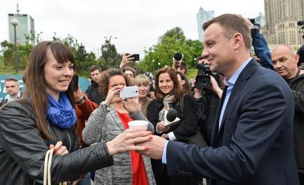 Duda wyszedł z kawą do warszawiaków