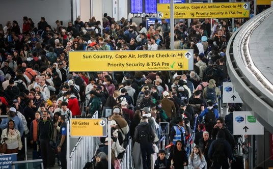 Podróżni czekają w kolejce na punkcie kontrolnym Administracji Bezpieczeństwa Transportu (TSA) na Mi