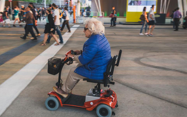 Wypowiedzenie najmu kobiecie parkującej skuter inwalidzki w bloku