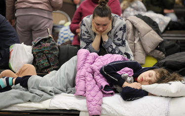 Uchodźcy z Ukrainy śpią na dworcu Warszawa Wschodnia
