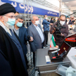 Najwyższy przywódca Iranu Ali Chamenei (z lewej) na wystawie osiągnięć irańskiego przemysłu w Tehera