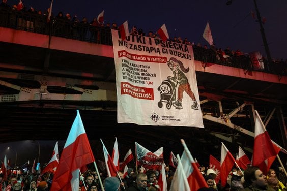 Transparent Młodzieży Wszechpolskiej z hasłem „Kotki i psiecka nie zastąpią ci dziecka!” na moście P
