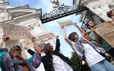 Demonstracja przed bramą główną Uniwersytetu Warszawskiego pod hasłem „Stop współpracy z ludobójcą”,