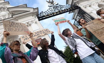 Demonstracja przed bramą główną Uniwersytetu Warszawskiego pod hasłem „Stop współpracy z ludobójcą”,