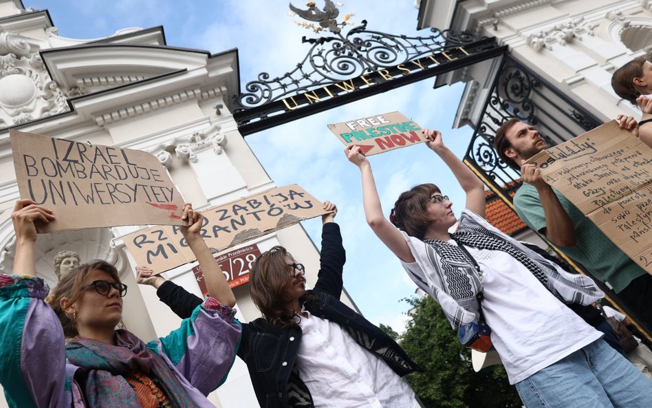 Demonstracja przed bramą główną Uniwersytetu Warszawskiego pod hasłem „Stop współpracy z ludobójcą”,