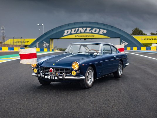 Model ten był pierwszym czteromiejscowym Ferrari wyprodukowanym na dużą skalę. Fot. RM Sotheby’s