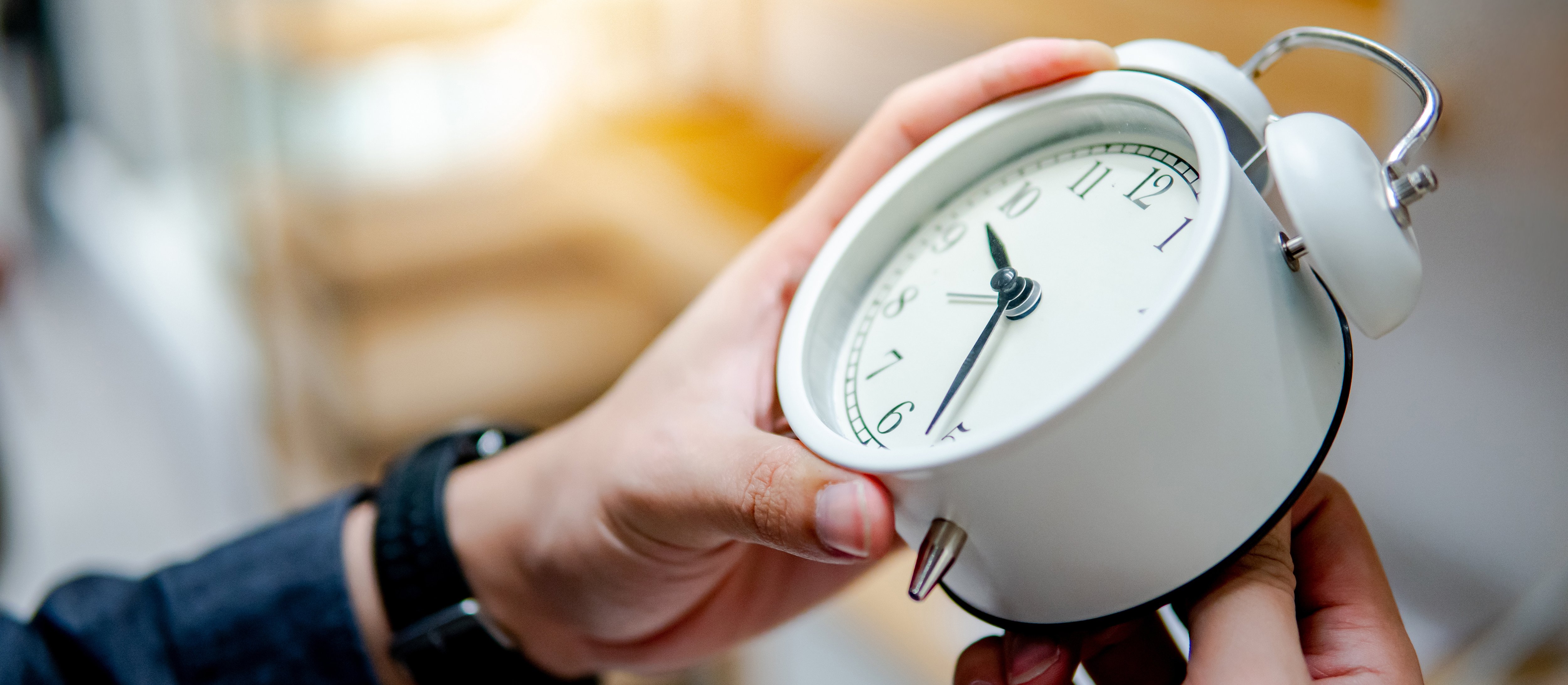 Projekt o zmianie czasu utknął w Sejmie, więc znów musimy przestawić zegarki