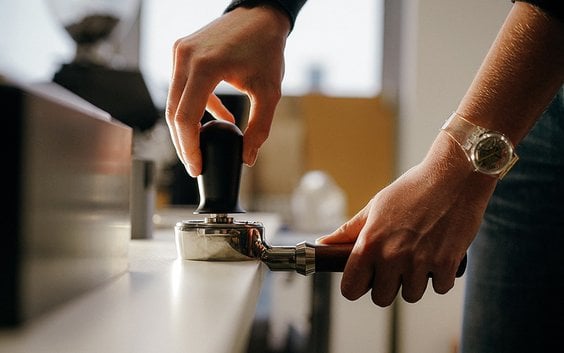 Fusy ubijane są na równym poziomie ubijakiem (ręczny ubijak przedstawiony jest w celach demonstracyj