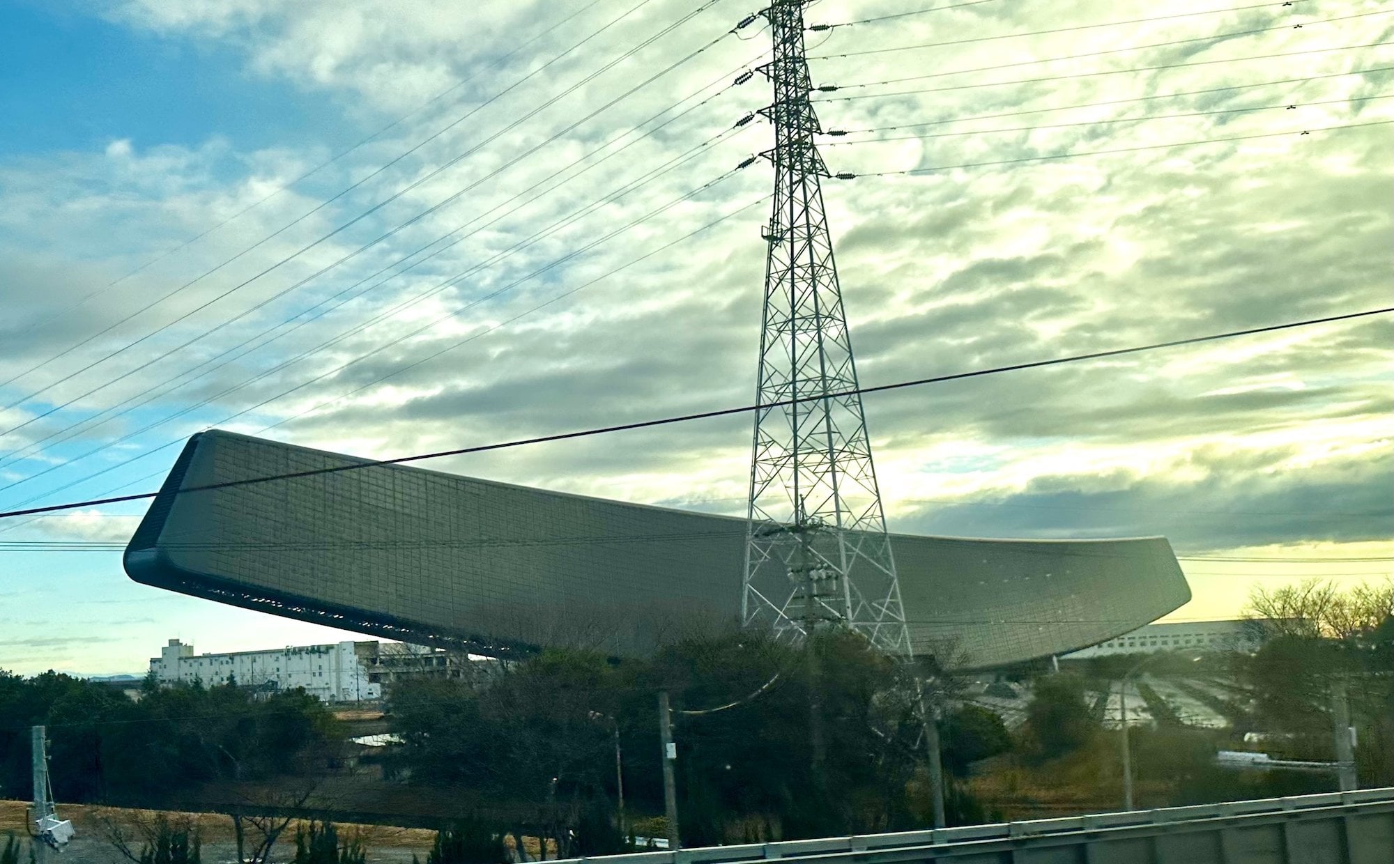 Gigantyczny „biurowiec solarny” do rozbiórki. Japonia traci jedną ze swych ikon