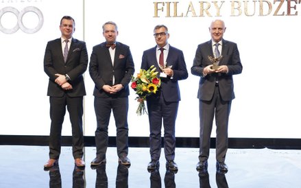 Laureaci nagrody Filary Budżetu (od lewej, ze statuetkami): Zbigniew Jagiełło, prezes PKO Banku Pols